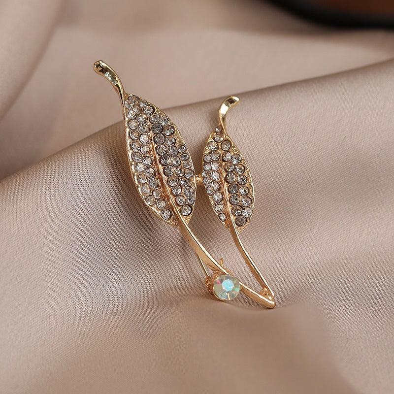 Elegant brooch with leaf shape and crystals Stornfield