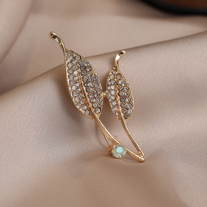 Elegant brooch with leaf shape and crystals Stornfield