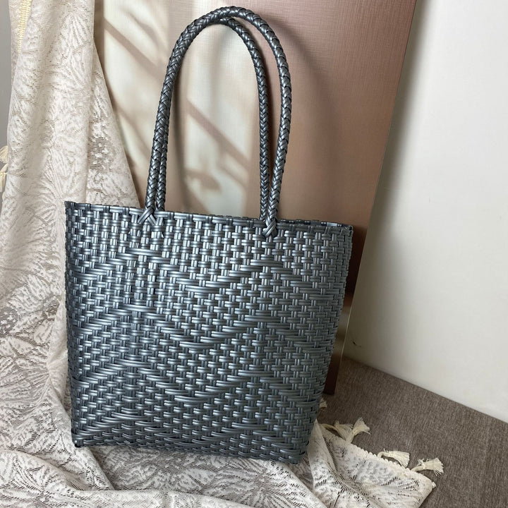Hand-knotted tote bag with modern wave pattern Stornfield