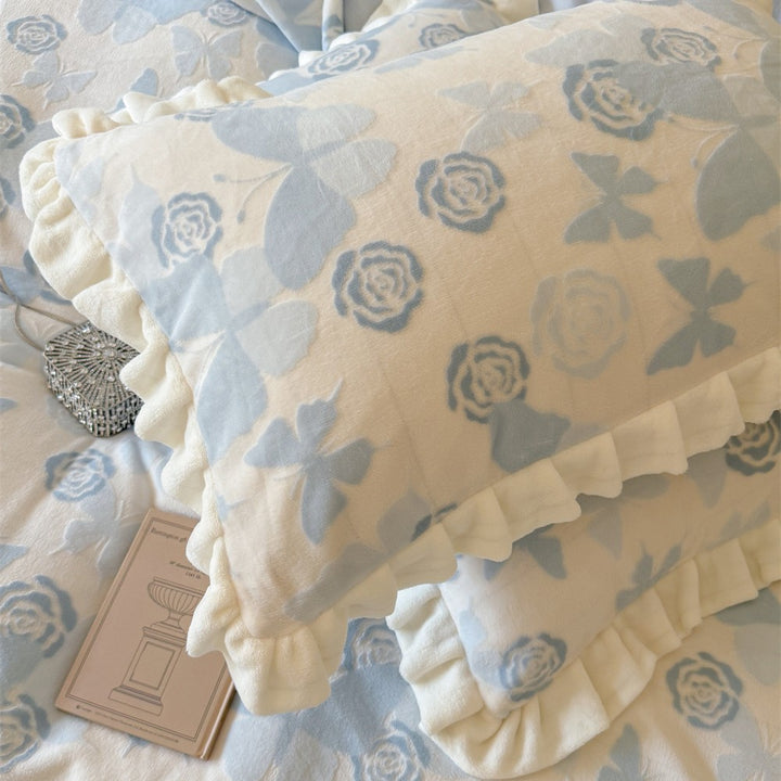 Bedding set made of soft cotton muslin with ruffle, quilted blanket and decorative pillowcases