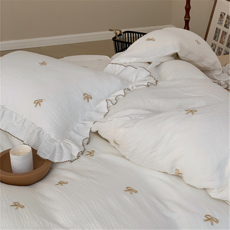 Bedding set made of cotton muslin with embroidered bows and ruffles