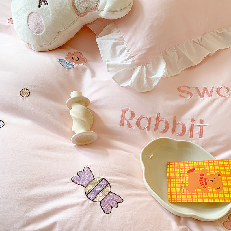 Children's bedding set with ruffles and appliquéd bunny motif