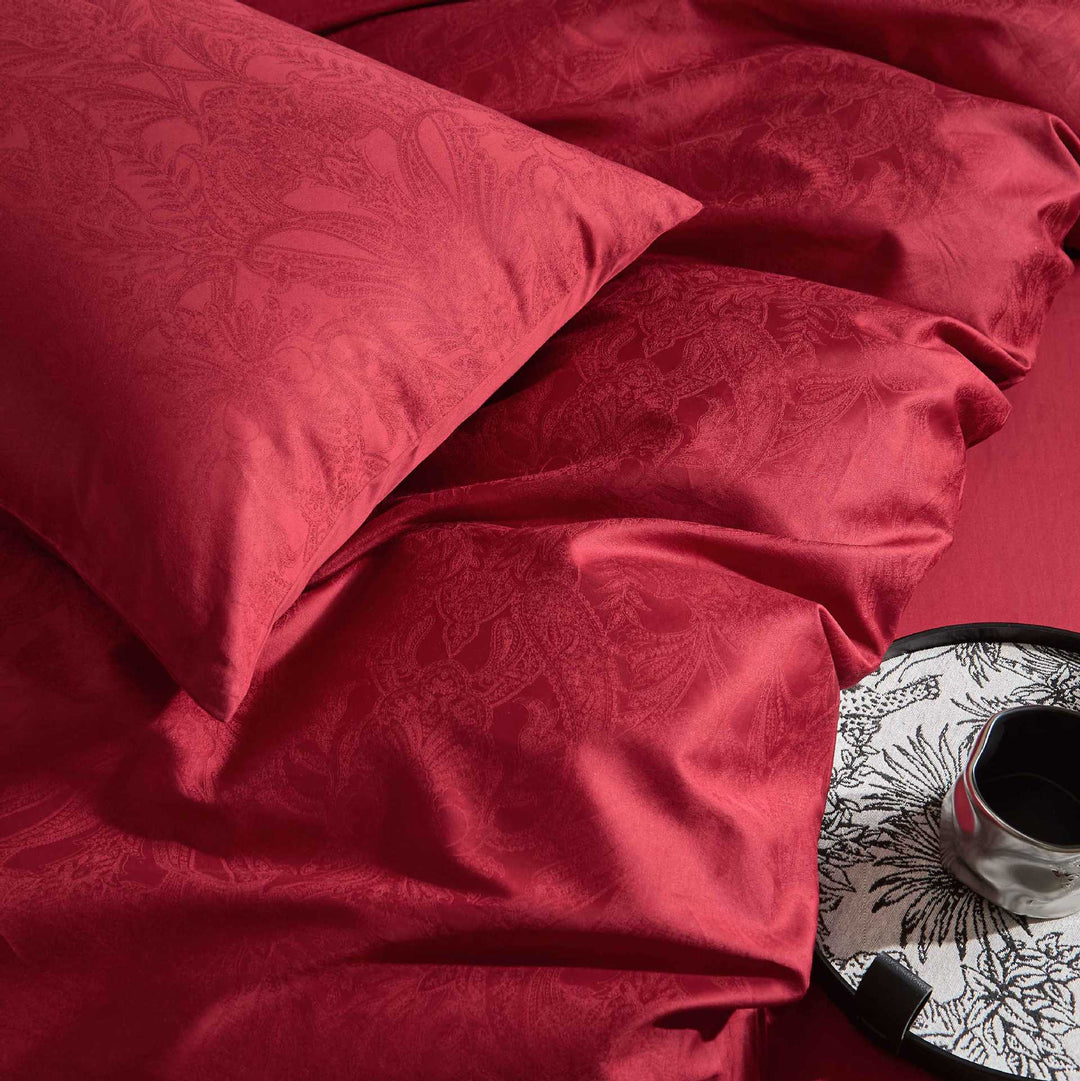 Luxurious satin bedding set with jacquard paisley structure