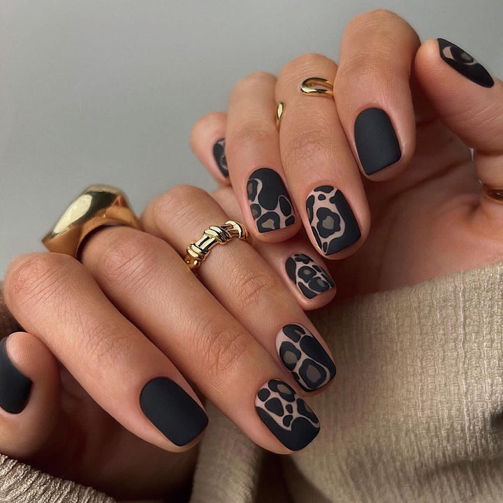 Artistic Press-On Nail Set with Elegant Design Elements Stornfield