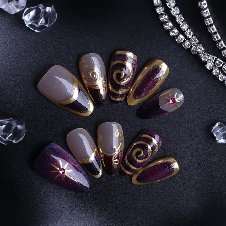 Elegant Artificial Nails with Luxurious Gold Design Stornfield