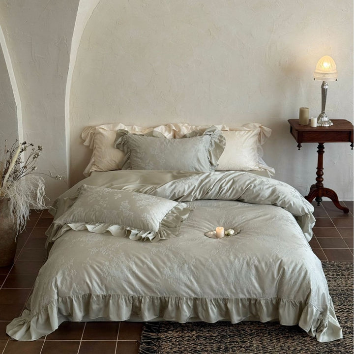 Bedding set in vintage jacquard with satin frill and delicate ruffle edge