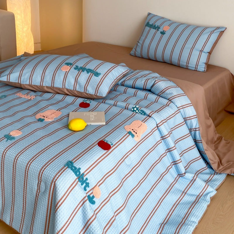 Waffle texture bedspread for children with embroidered animal and apple appliques