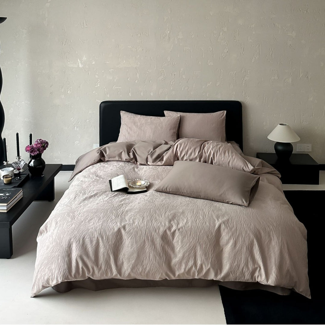 Bedding set made of crinkle-embossed cotton satin with easy-care finish and hotel closure