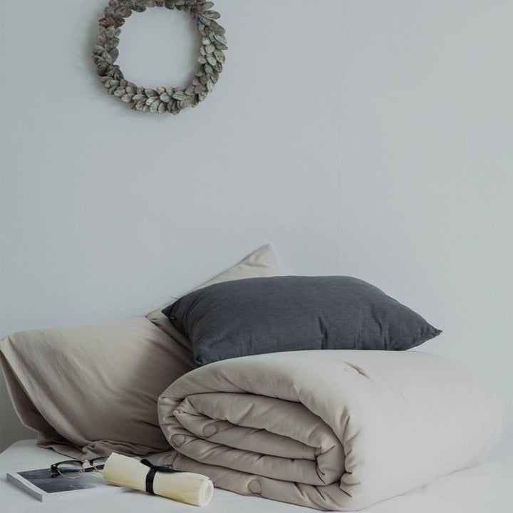 Ultralight climate-regulating quilted blanket with compact filling and cotton surface