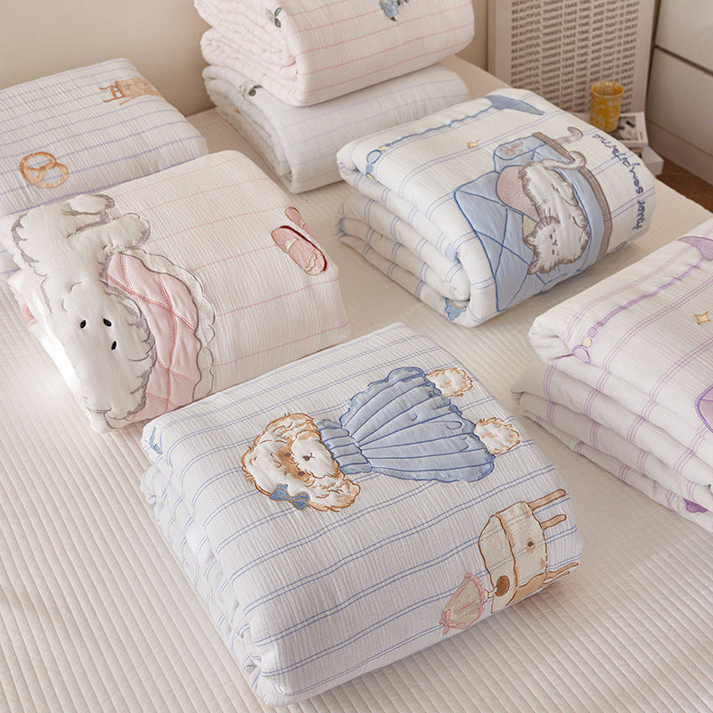Lightweight children's bedding set with embroidered animal appliqués and fine quilted texture