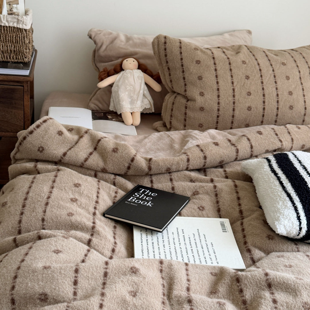 Plush Microfiber Patterned Duvet Cover and Pillowcase Set