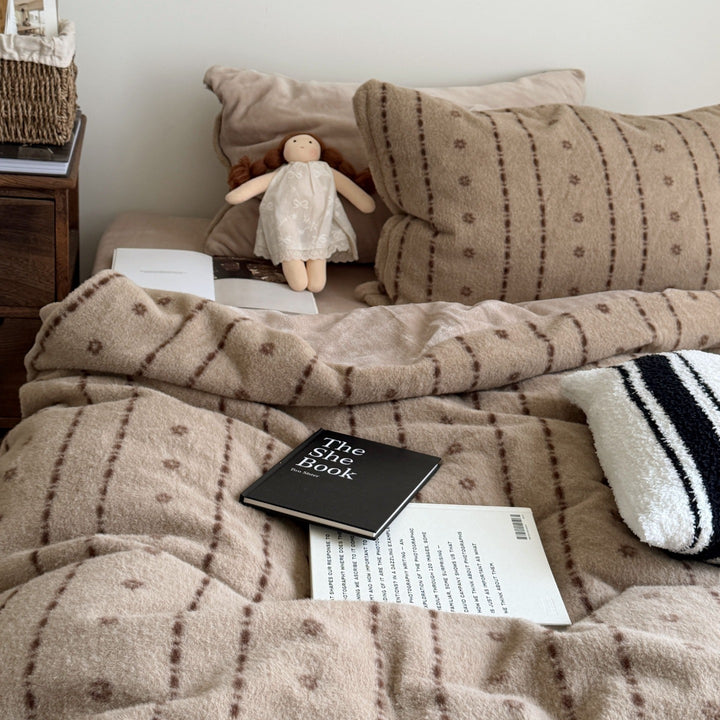Plush Microfiber Patterned Duvet Cover and Pillowcase Set