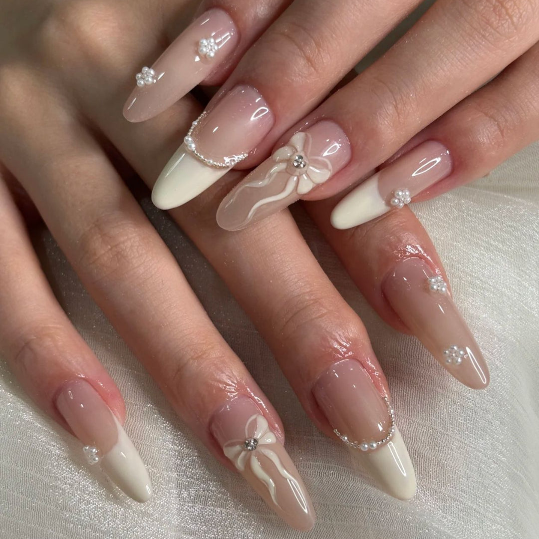 Artistic Almond-Shaped Press-On Nail Set with Elegant Floral Accents Stornfield