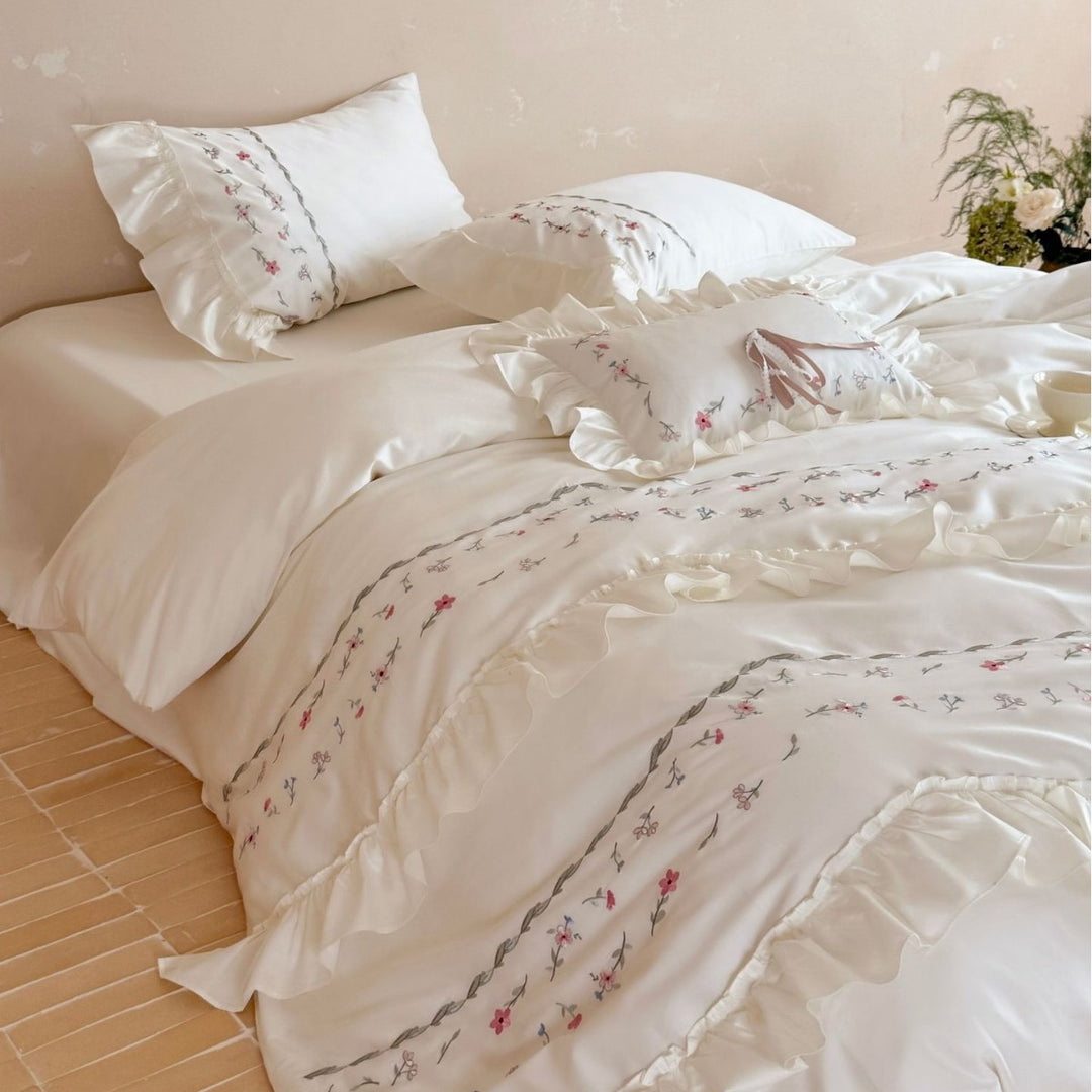 Bedding set with ruffle, delicate floral embroidery and satin cotton look