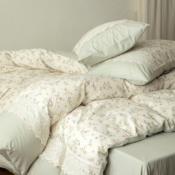 Bedding set with ruffle edge and delicate floral print