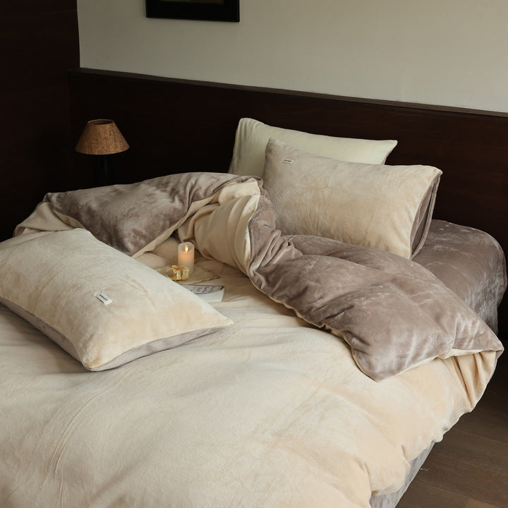 Soft velvet-look bedding set made of microfiber with breathable filling and hotel closure