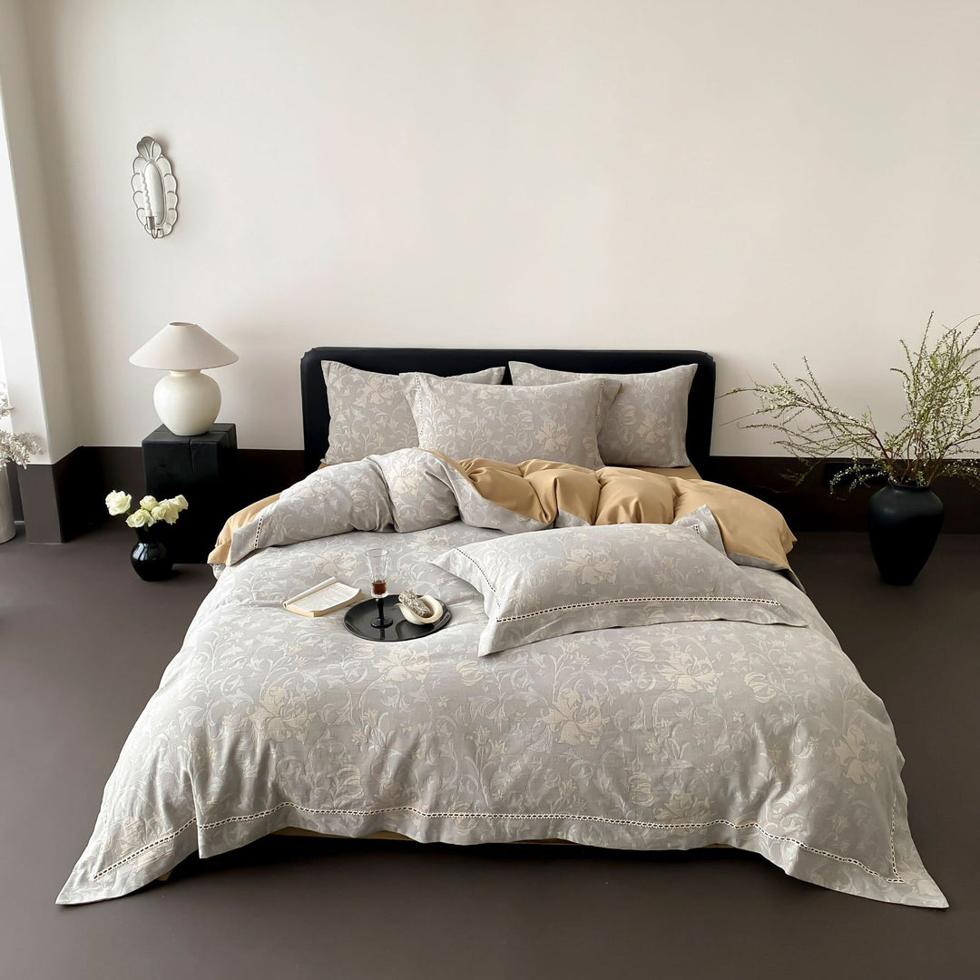 Bedding set made of cotton satin with floral jacquard structure and lace trim
