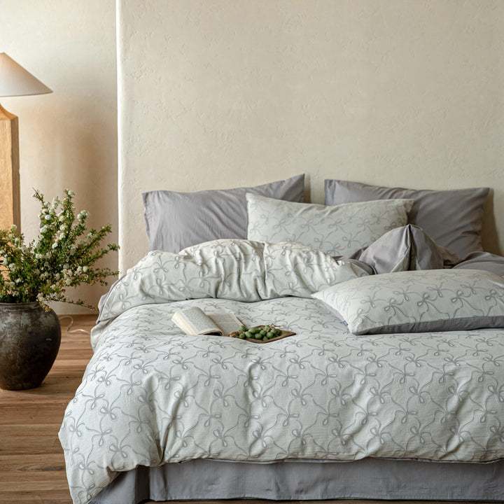Duvet cover set made of cotton Renforcé with fine Toile flower pattern and extra soft jersey fitted sheet