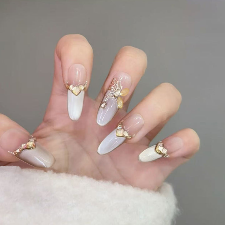 Glamorous art nails with elegant golden details Stornfield