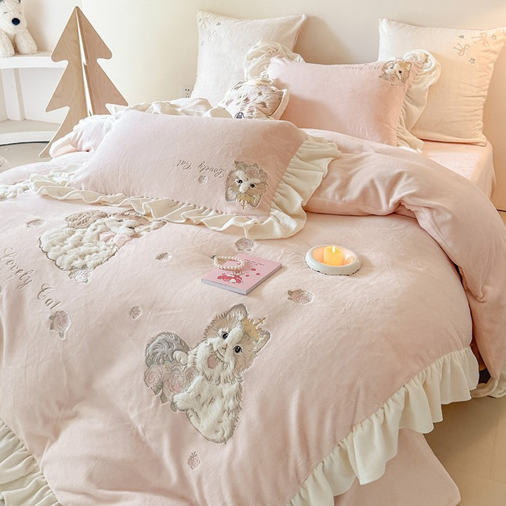 Plush bedding set with 3D cat appliqué and frill