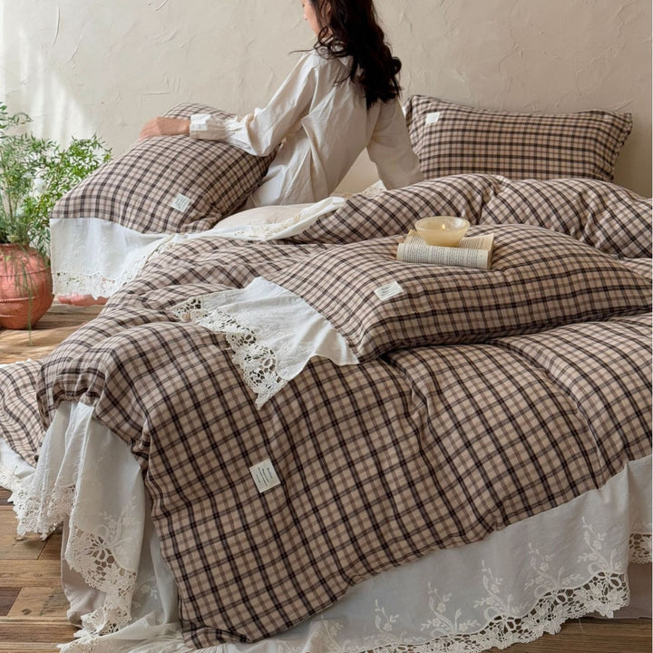 Checkered bedding set made of soft cotton with lace trim
