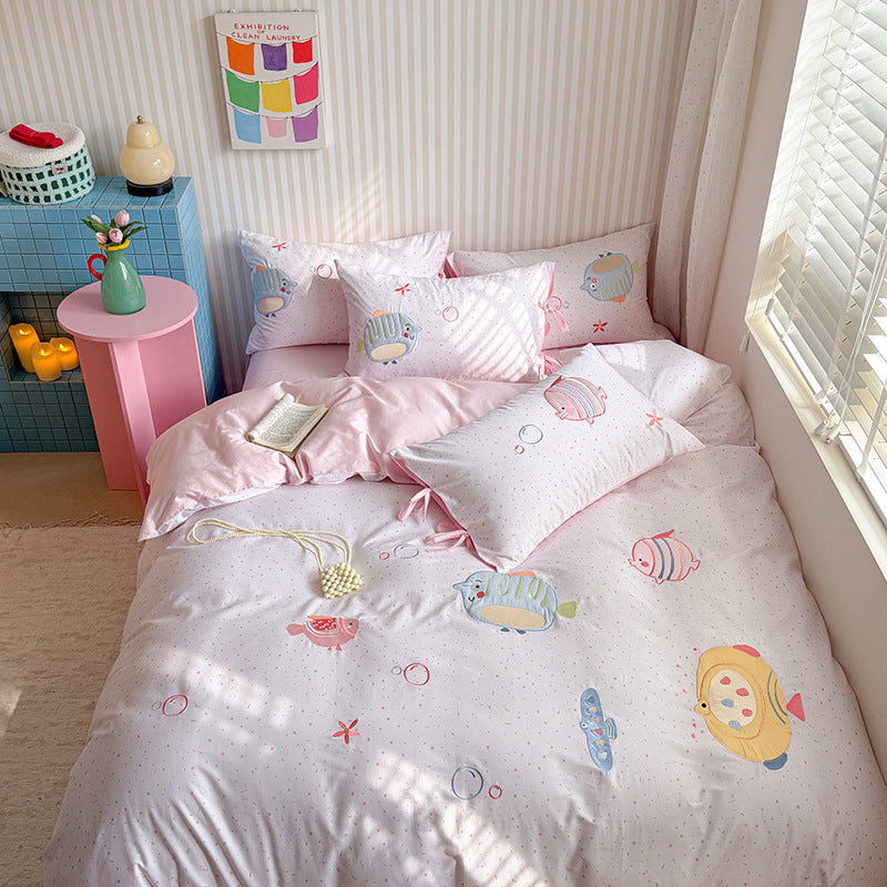 Children's bedding set with applied plush toy applications made from soft cotton satin