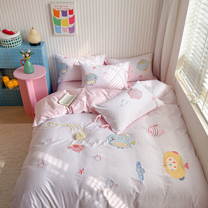 Children's bedding set with applied plush toy applications made from soft cotton satin