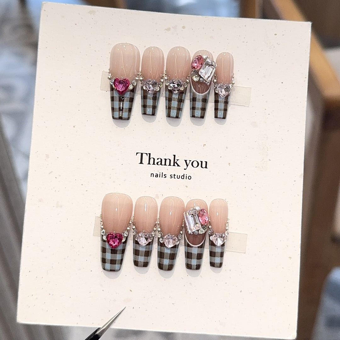 Artificial nails with elegant checkered pattern and jewelry details Stornfield