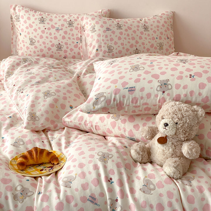 Child-friendly cotton satin bedding set with cute bear and heart print