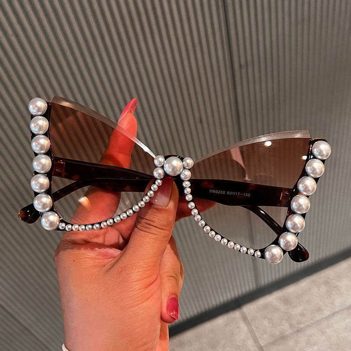 Women striking sunglasses with pearl decoration Stornfield