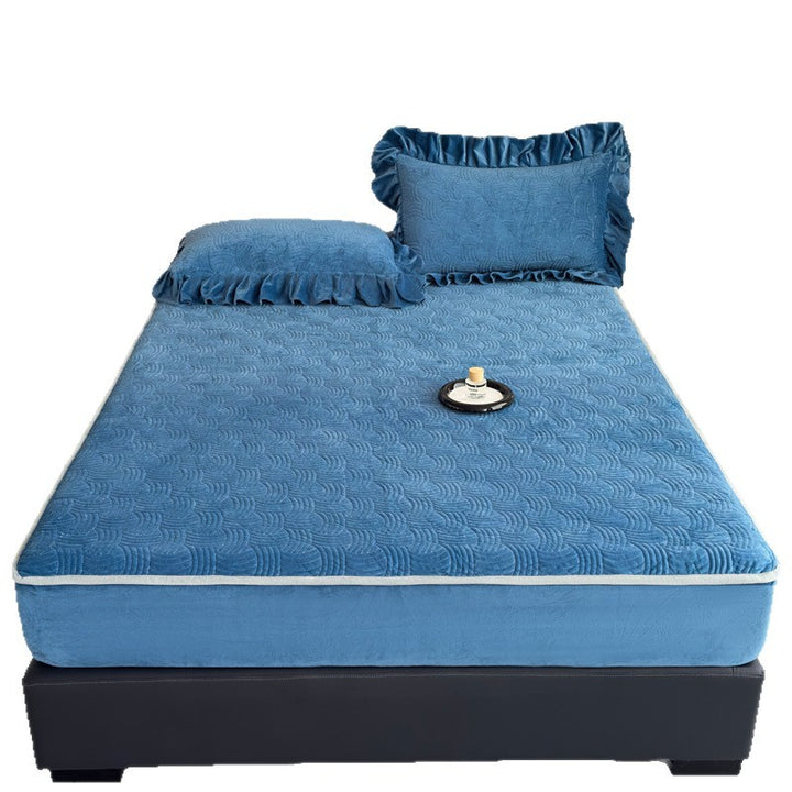 Padded bedspread with quilted velvet surface and ruffled pillow covers