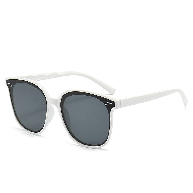 Fashionable oversized cat-eye sunglasses
