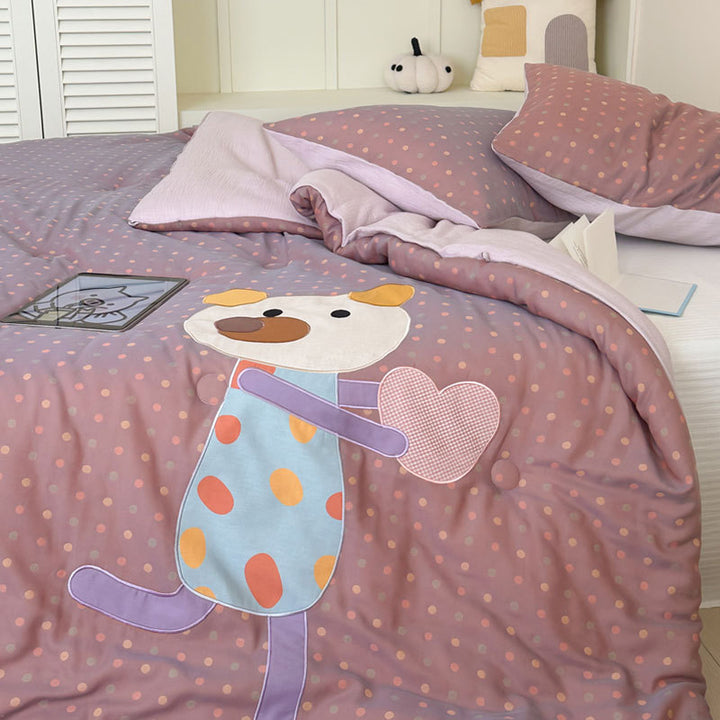 Children's quilt set with appliquéd dog motif and polka dot pattern
