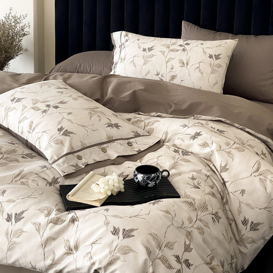 Duvet cover set with fine leaf jacquard, button closure and hotel seam