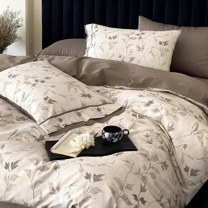 Duvet cover set with fine leaf jacquard, button closure and hotel seam