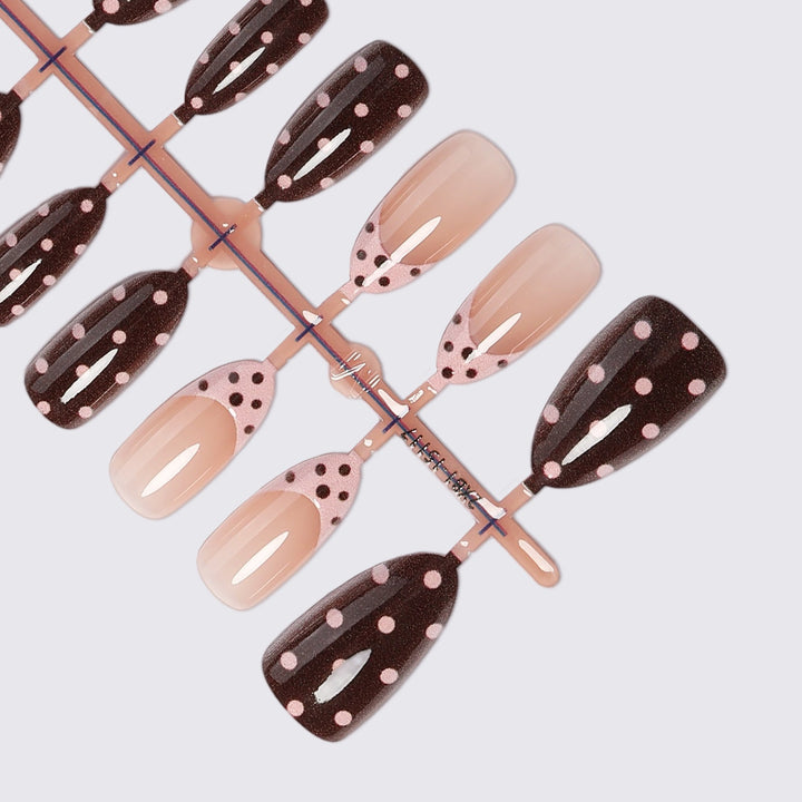 Artificial nail set with elegant zigzag and polka dots Stornfield
