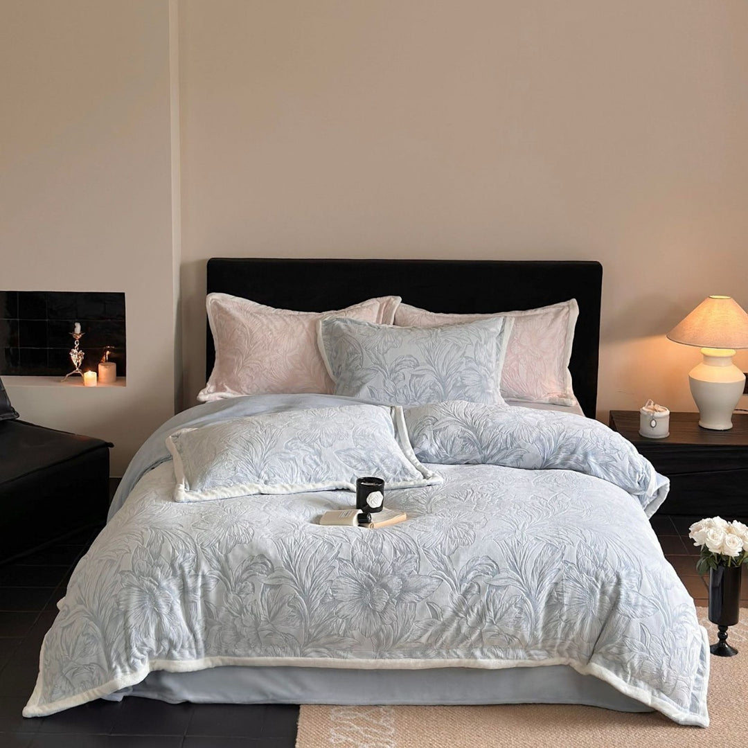 Quilted velvet bedding set with floral relief and reversible function