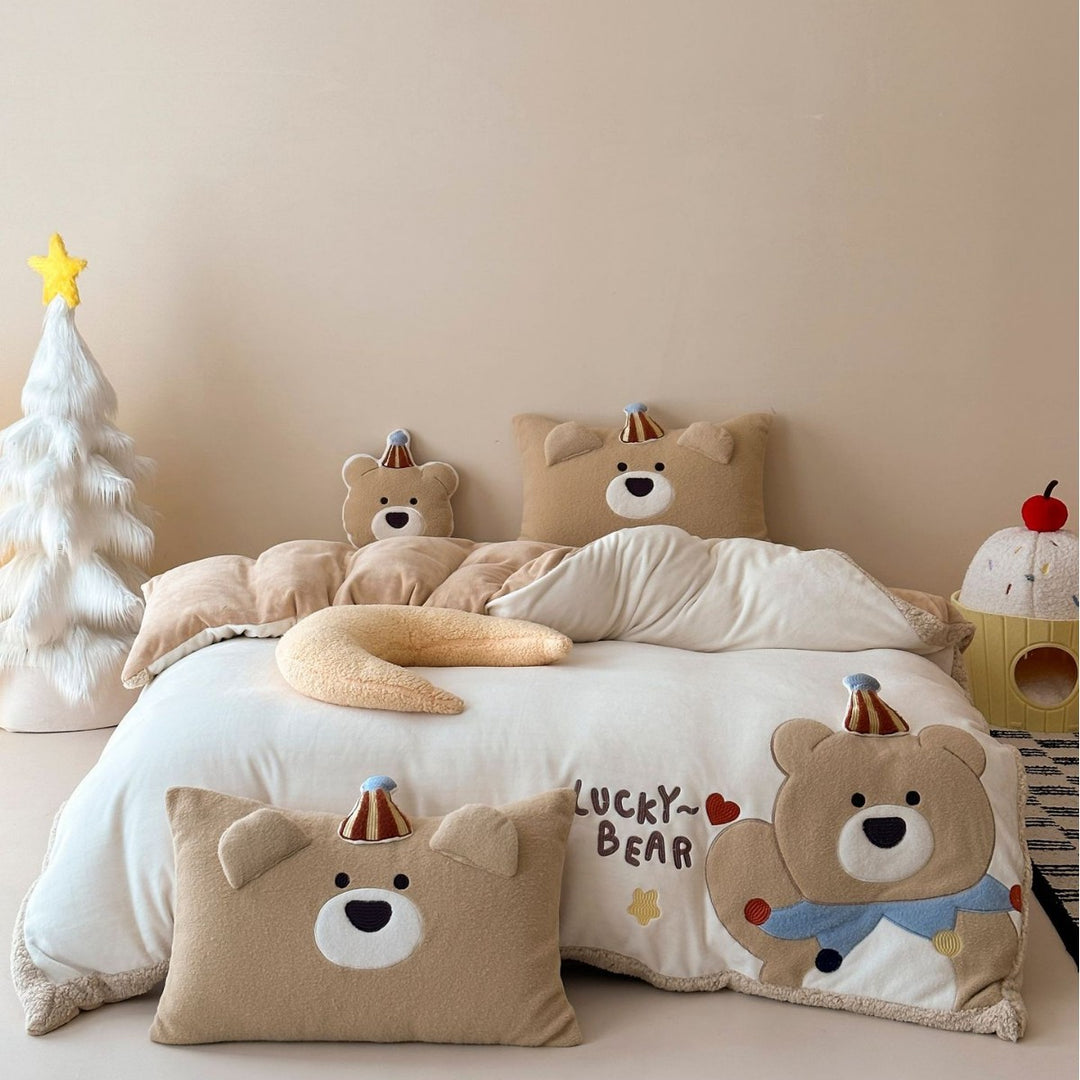Child bedding set with embroidered bear motif, cozy quilt and plush pillow