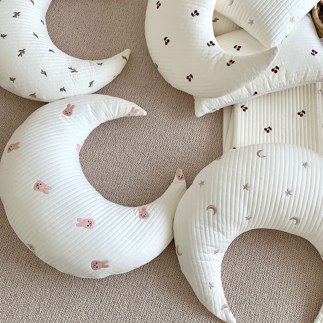 Mouth-shaped baby neck support pillow with quilted cover and teddy embroidery