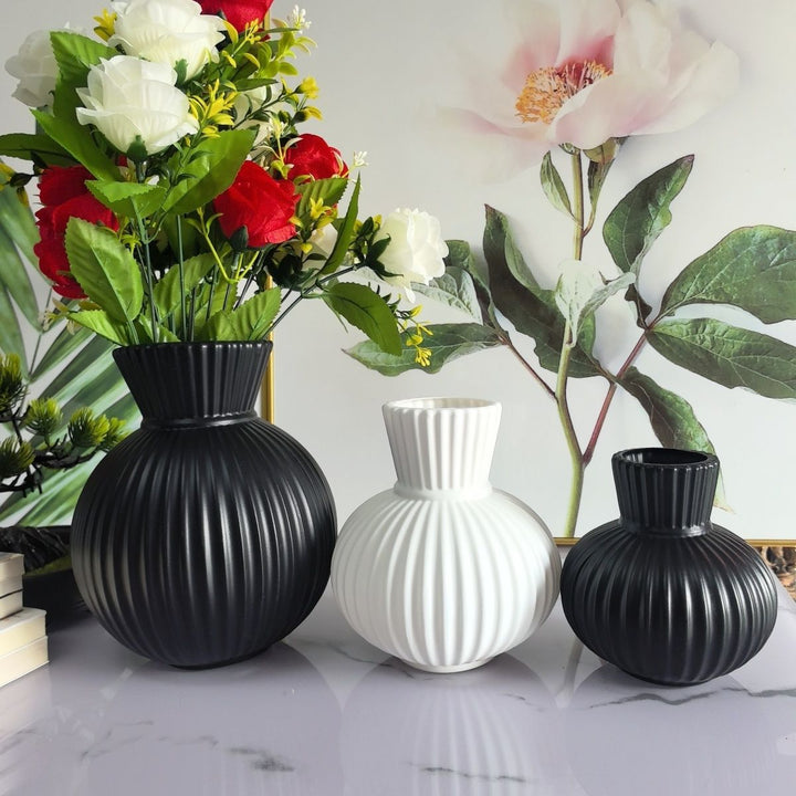 Elegant Ribbed Ceramic Vase Stornfeild