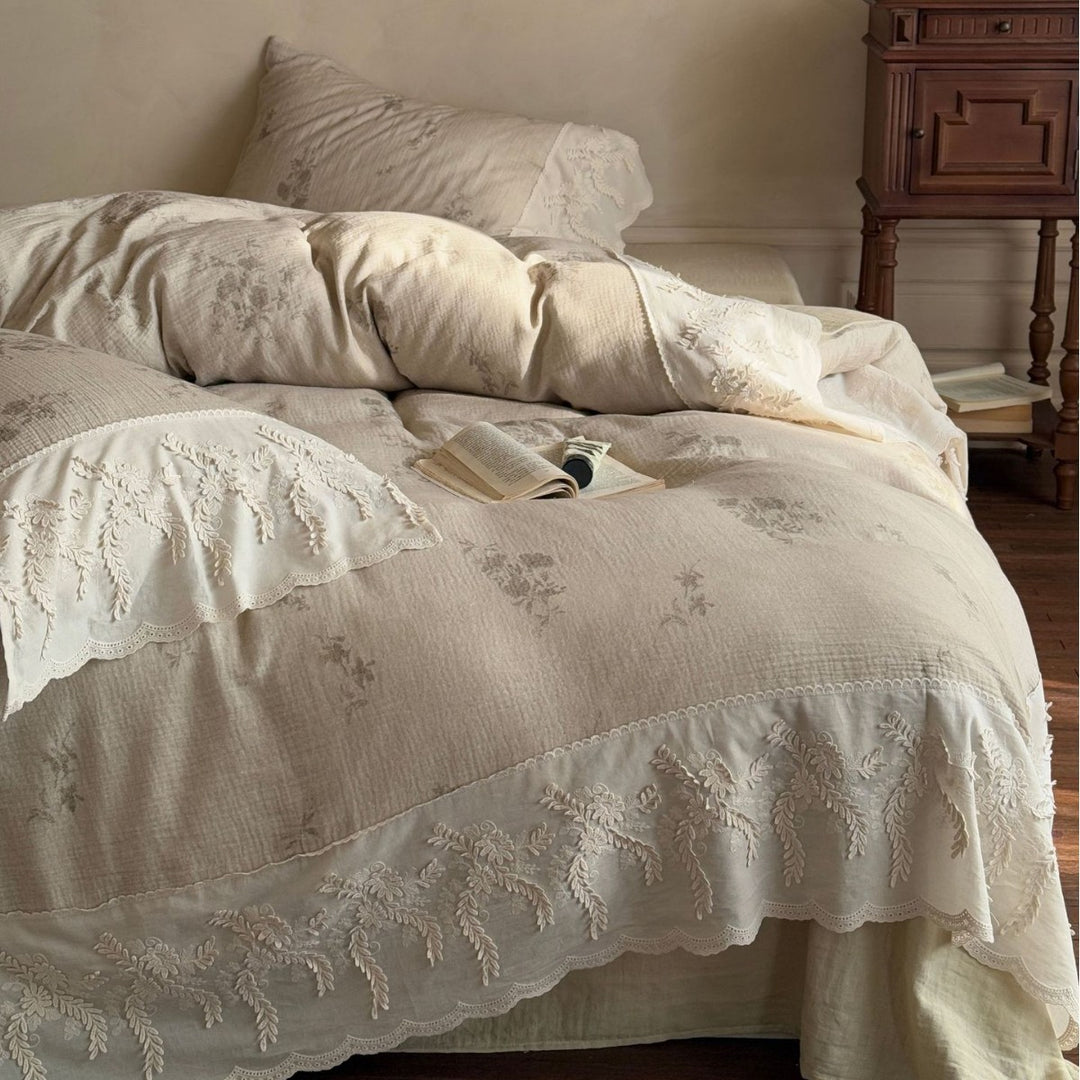 Romantic embroidered bedding set made of cotton-linen with lace frill