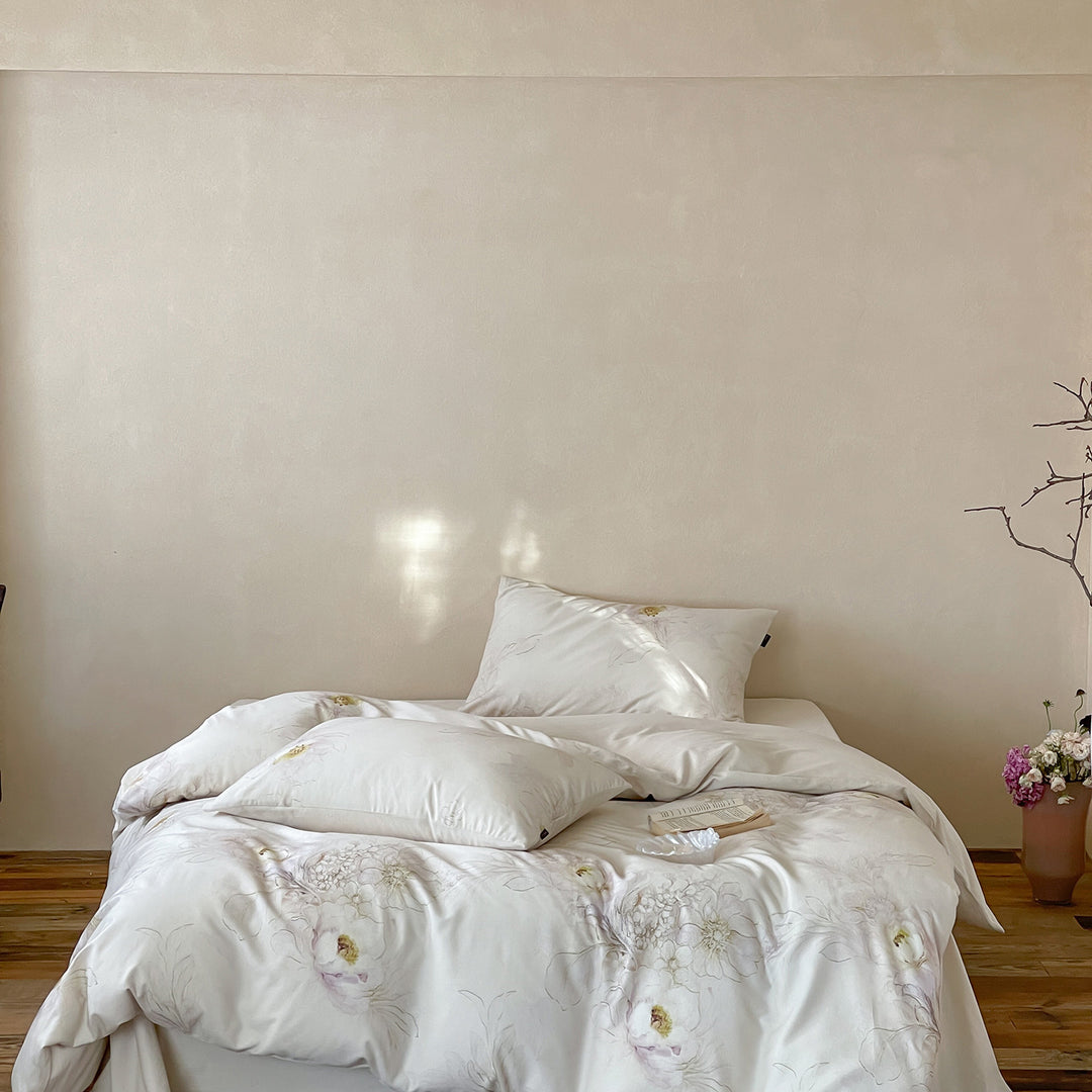Luxurious cotton satin duvet cover set with floral vintage pattern and pillowcases