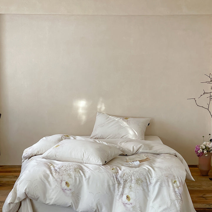 Luxurious cotton satin duvet cover set with floral vintage pattern and pillowcases
