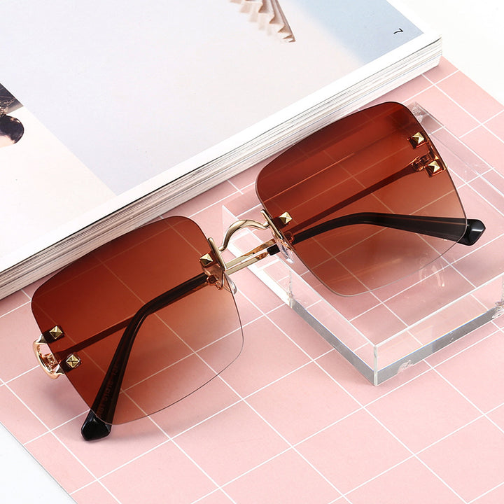 Women square sunglasses with an elegant metal frame and sturdy lenses Stornfield