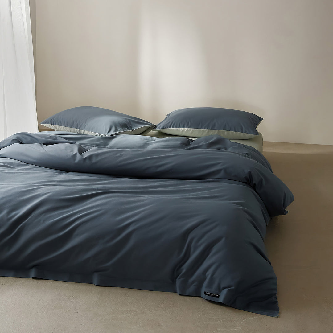 Cotton bedding set with satin finish and zipper