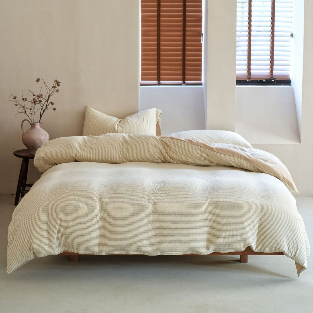Bedding set made of cotton percale with delicate cherry motif and reversible easy care