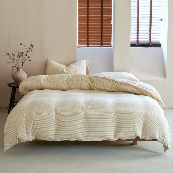 Bedding set made of cotton percale with delicate cherry motif and reversible easy care