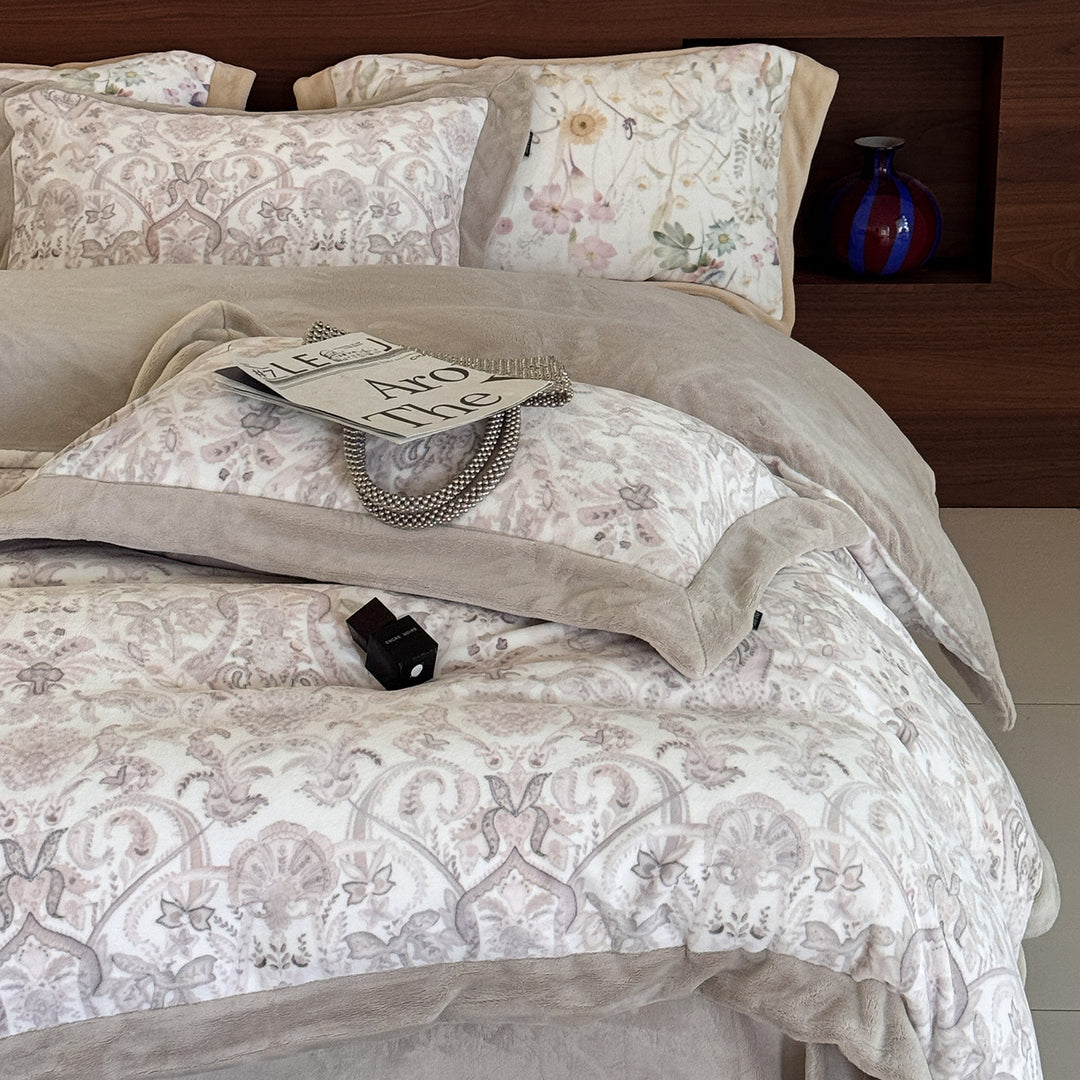 Duvet cover set with fine paisley pattern, reversible function and softly napped inner cover