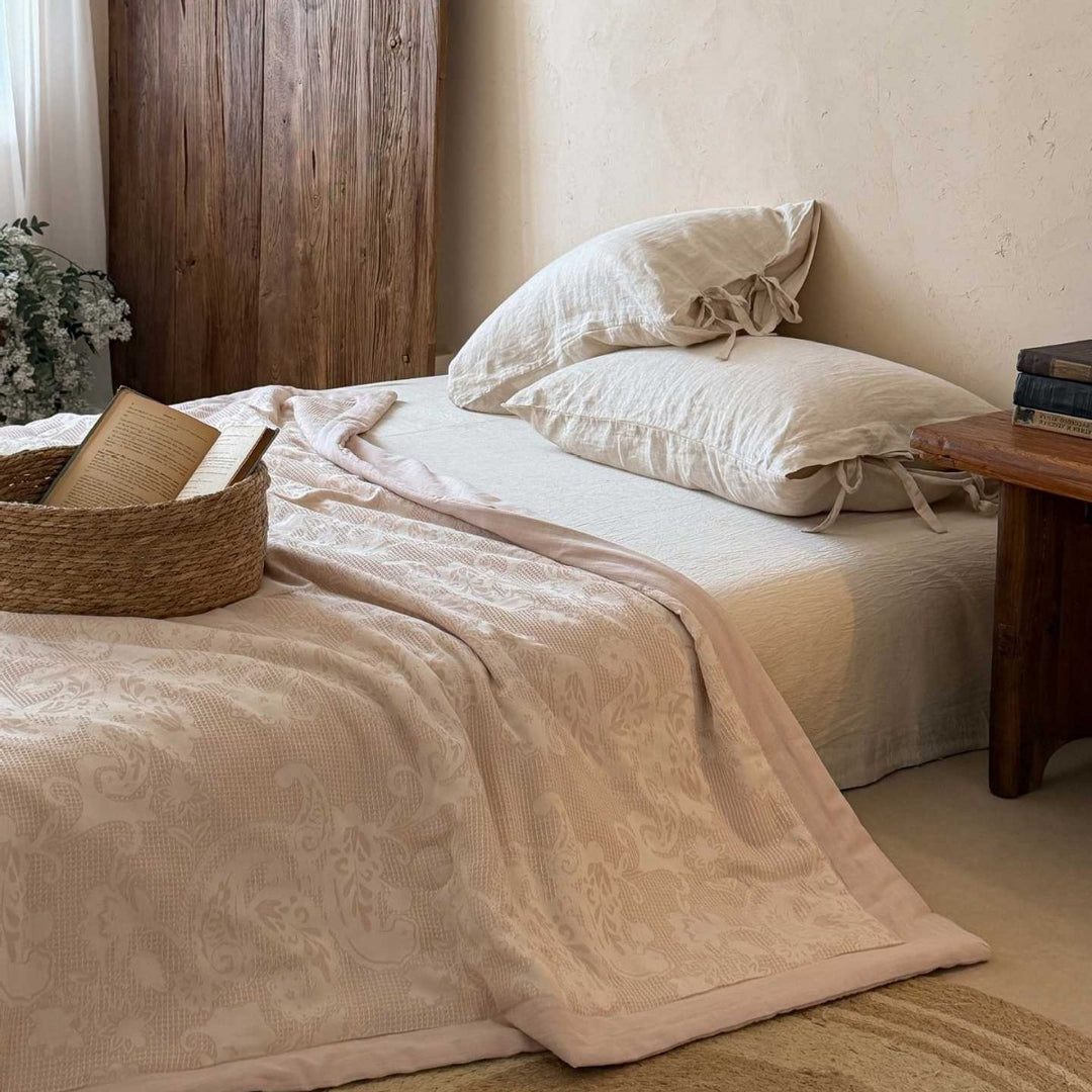 Light jacquard bedspread and bed cover made of cotton blend with floral relief