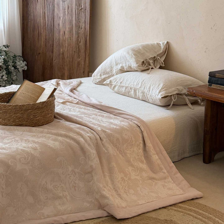 Light jacquard bedspread and bed cover made of cotton blend with floral relief
